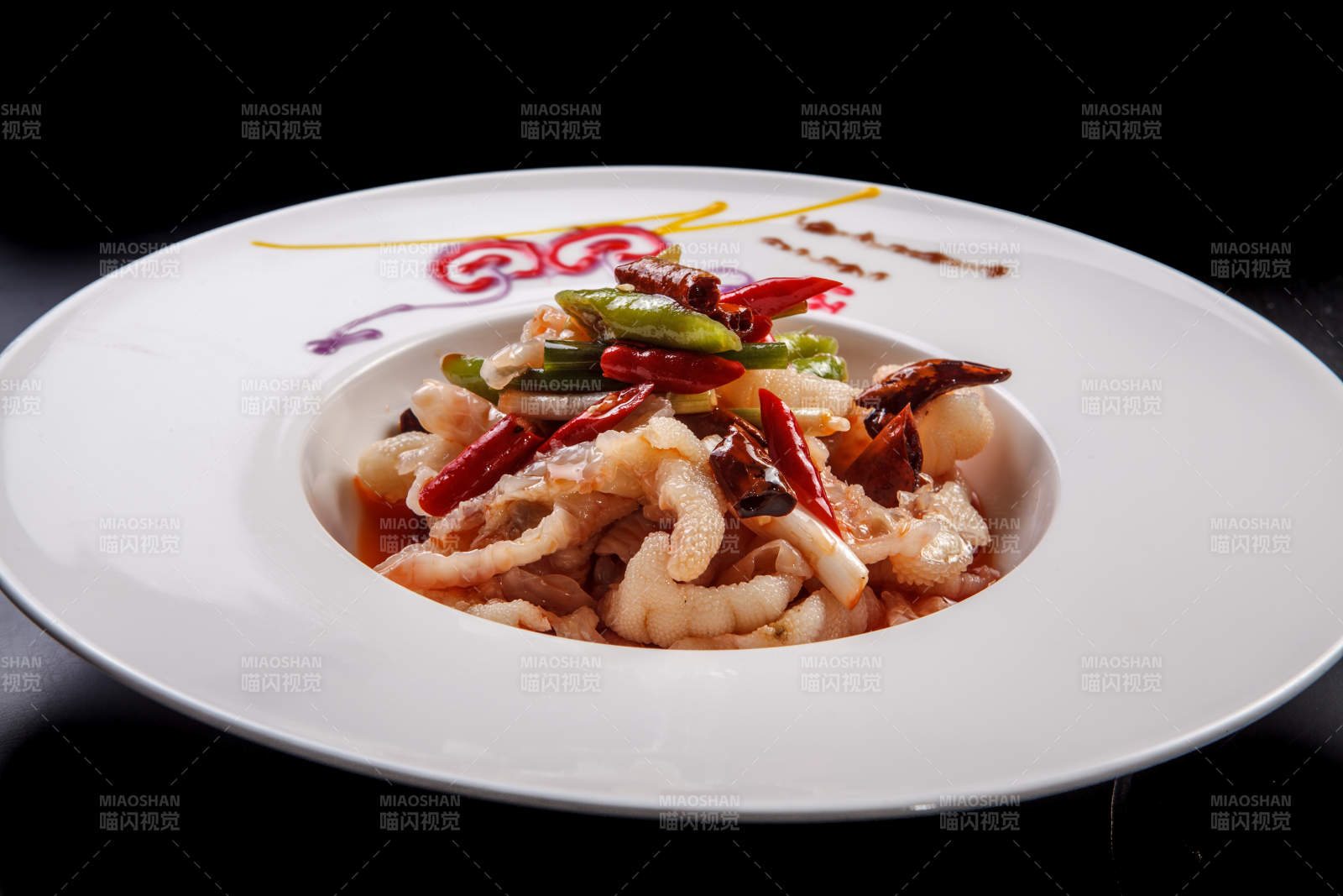 白色瓷盘装的酸辣凤爪图片