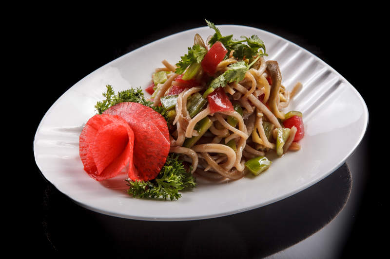 白色瓷盘装的凉拌莜面图片