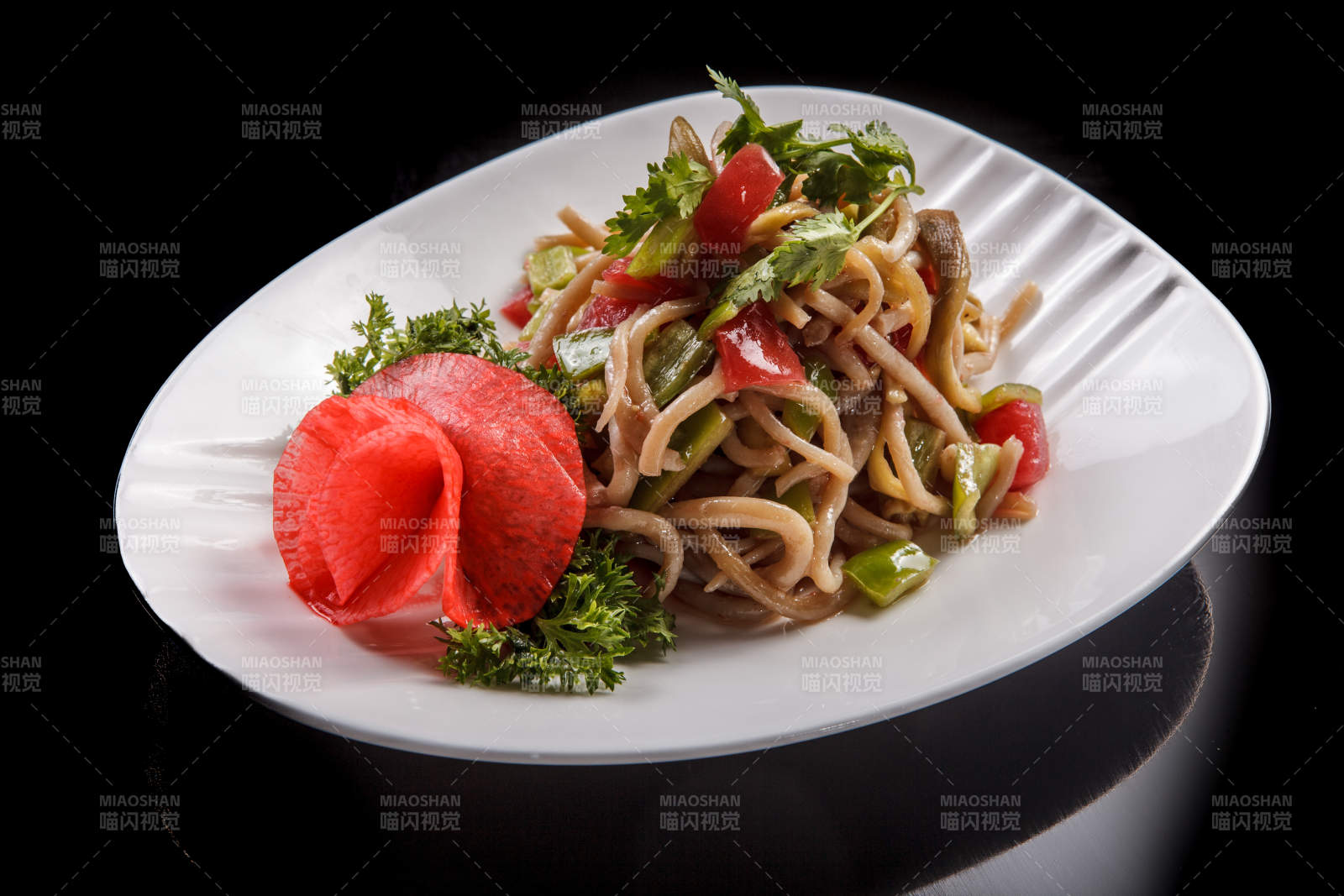 白色瓷盘装的凉拌莜面图片