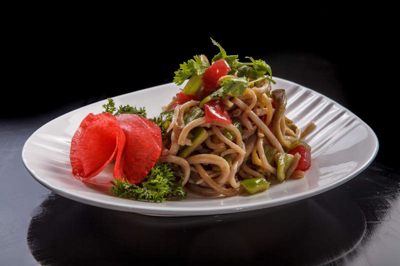 白色瓷盘装的凉拌莜面图片