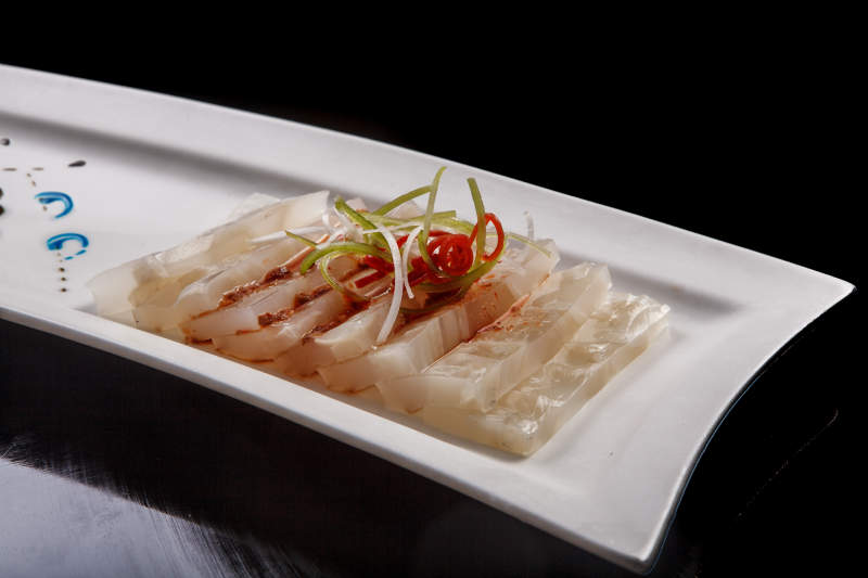 白瓷盘装的酸辣猪皮冻图片