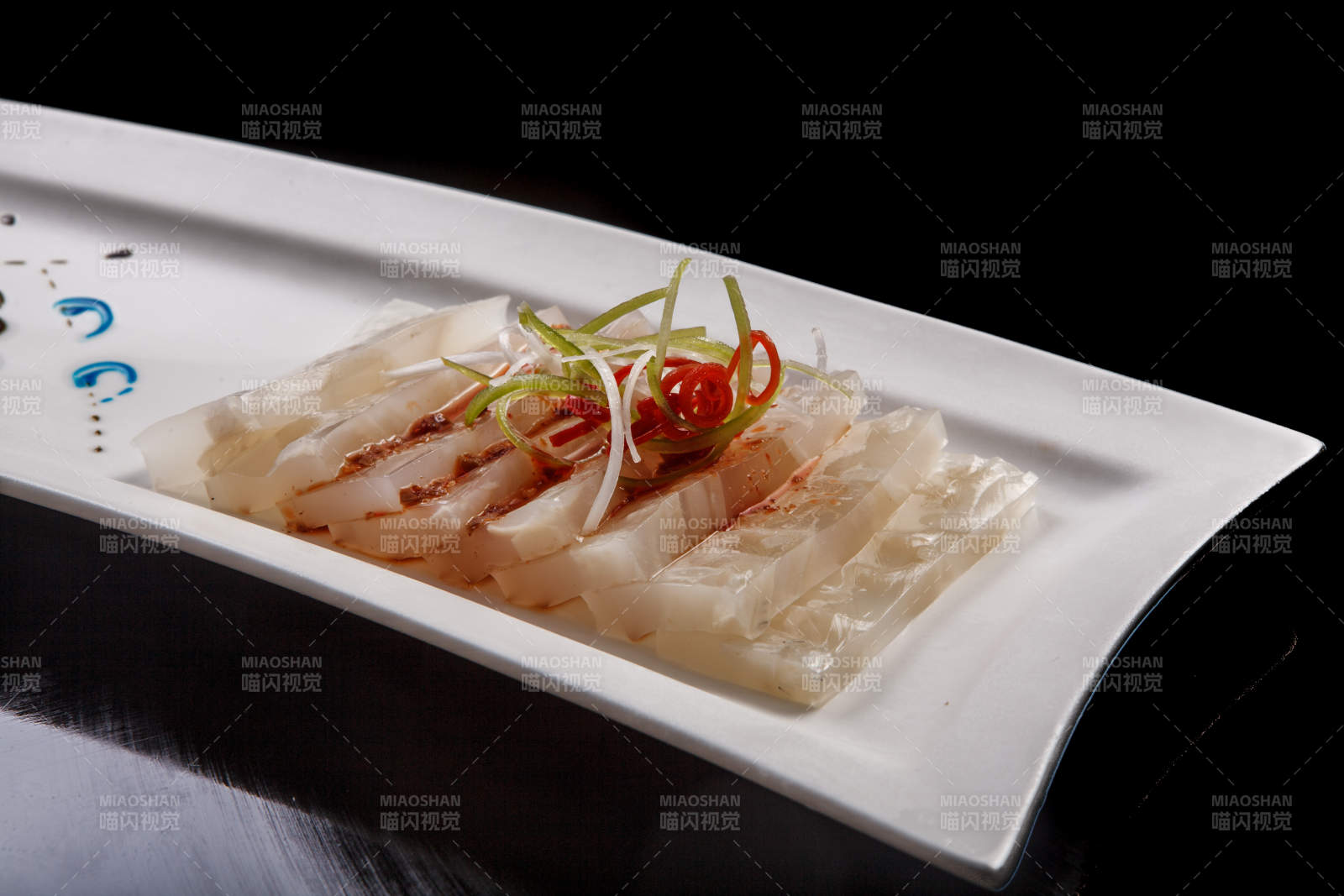 白瓷盘装的酸辣猪皮冻图片