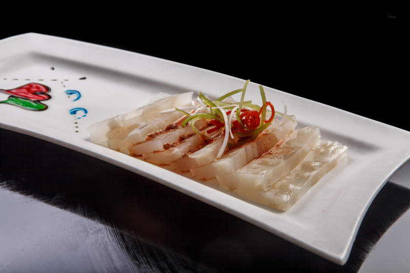 白瓷盘装的酸辣猪皮冻图片