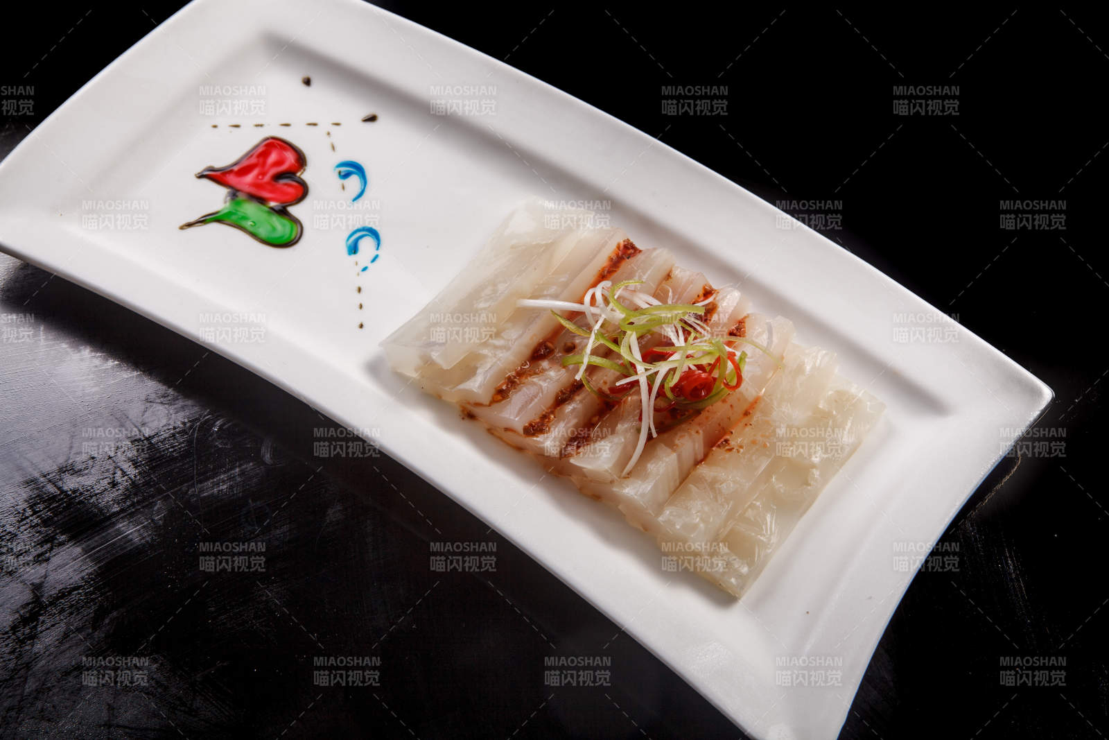 白瓷盘装的酸辣猪皮冻图片