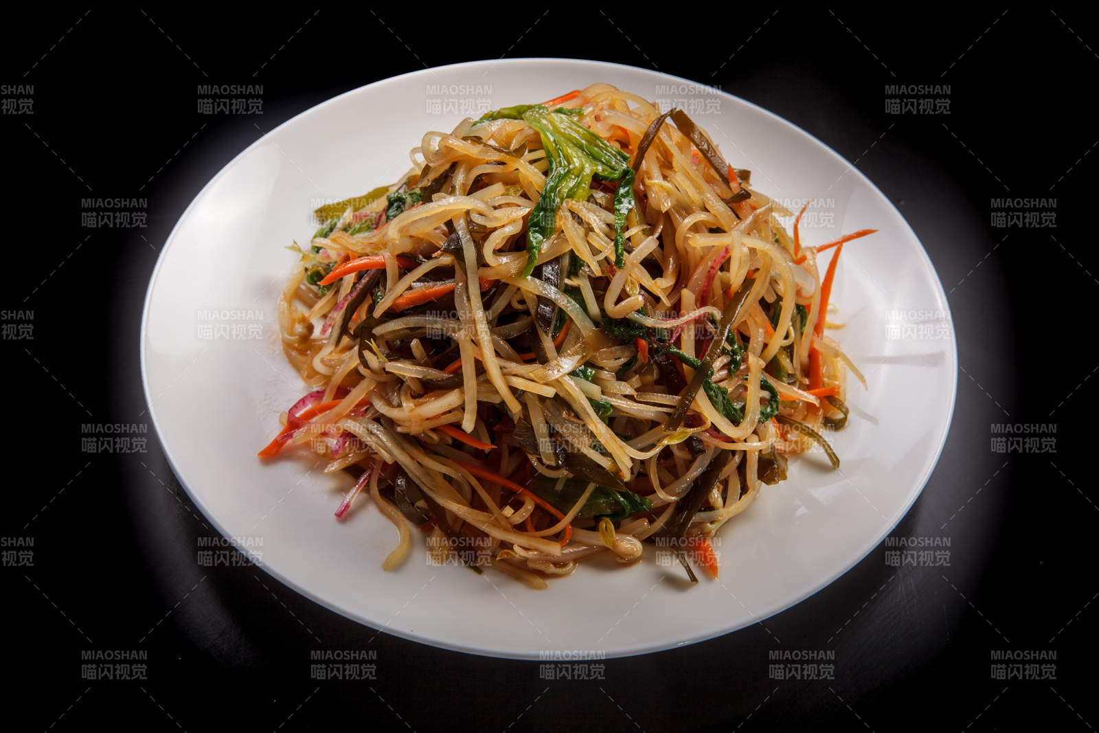 白色瓷盘装的凉拌小菜图片