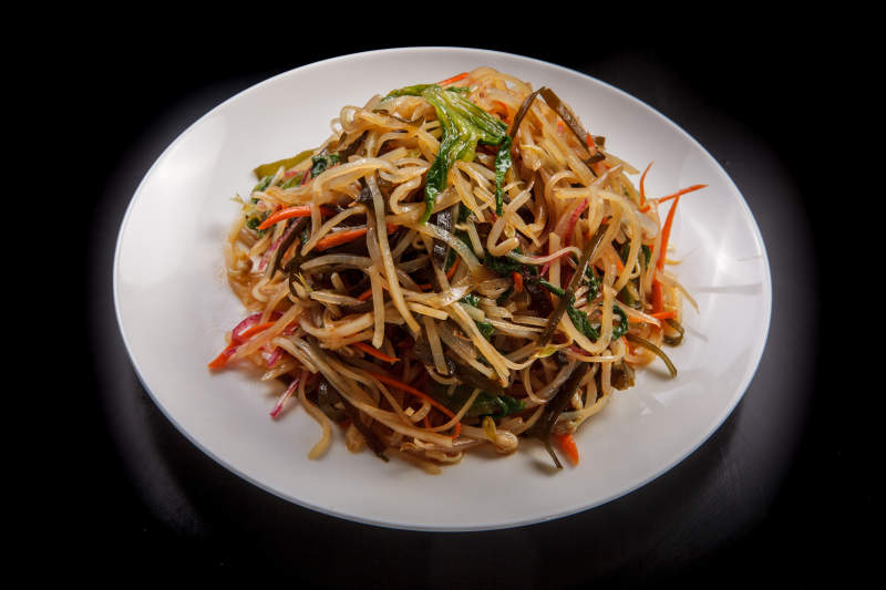 白色瓷盘装的凉拌小菜图片