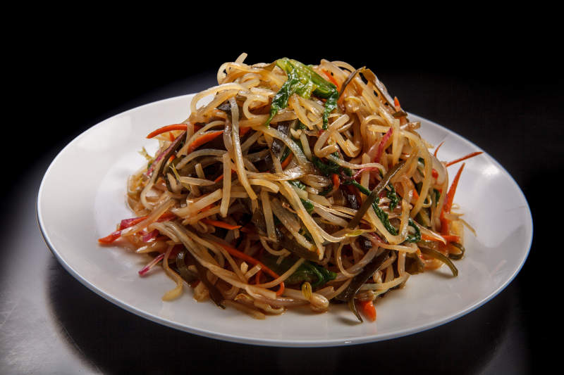 白色瓷盘装的凉拌小菜图片