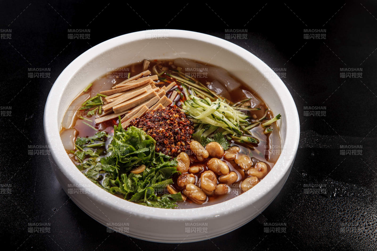 白瓷盆装的大同小媳妇凉粉图片