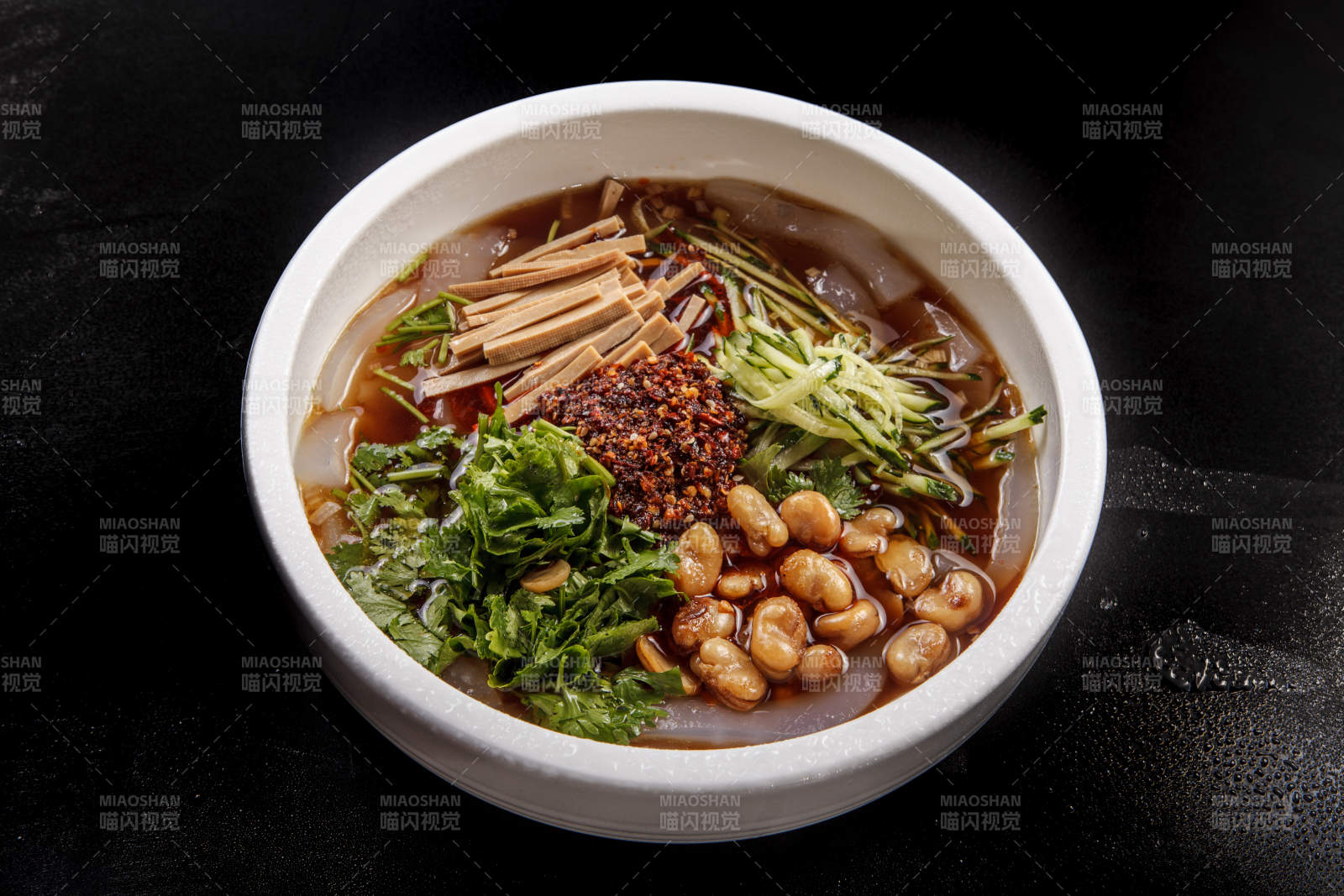 白瓷盆装的大同小媳妇凉粉图片