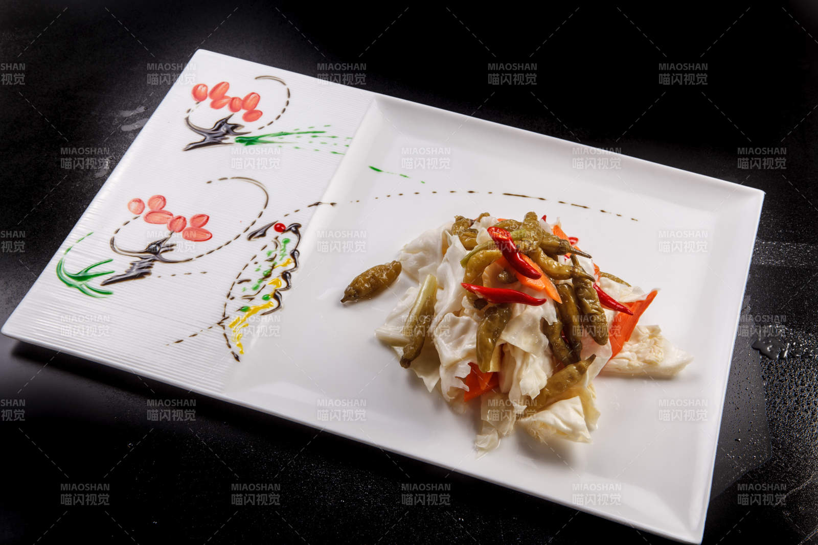 白色瓷盘装的酸辣泡菜图片