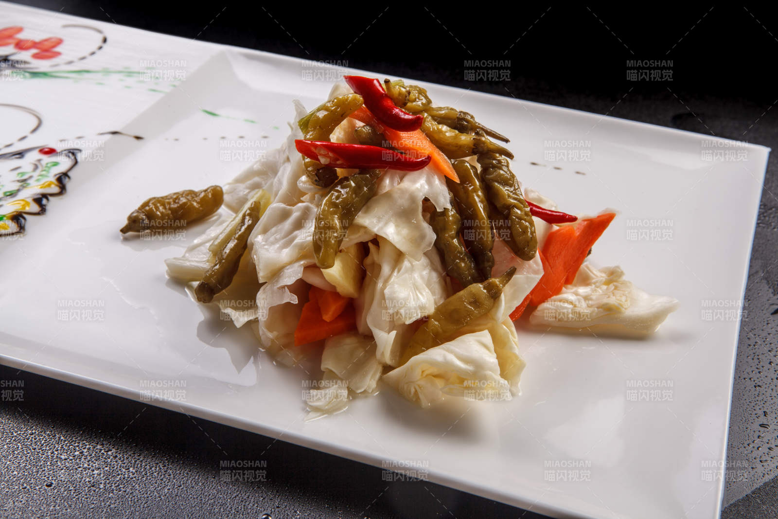 白色瓷盘装的酸辣泡菜图片