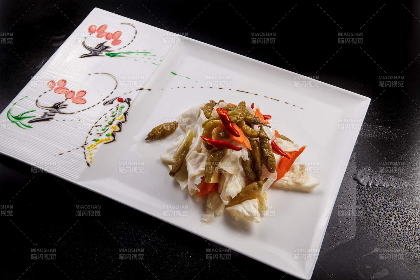 白色瓷盘装的酸辣泡菜图片