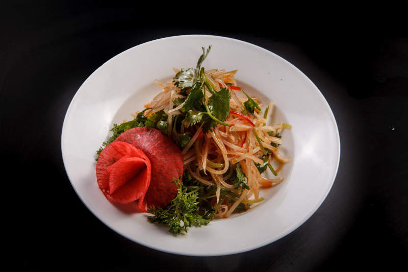 白色瓷盘装的凉拌小菜图片