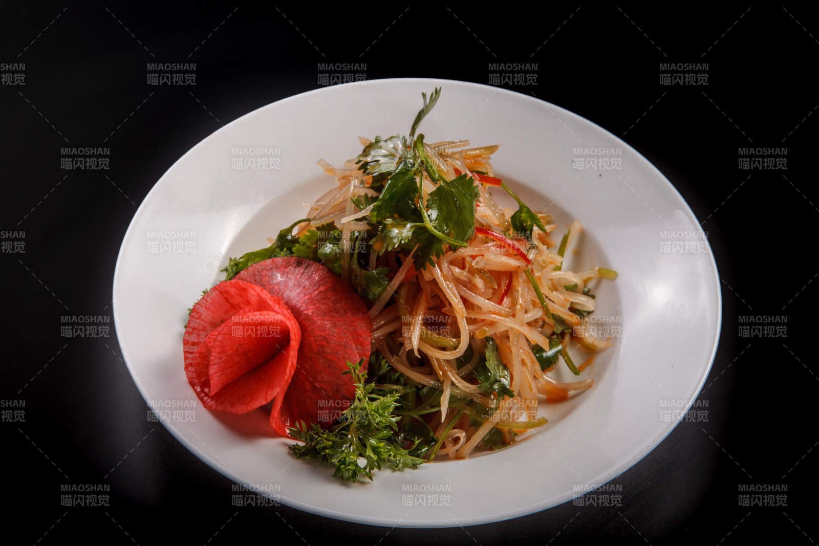 白色瓷盘装的凉拌小菜图片