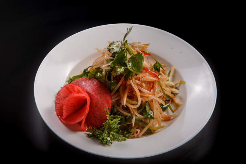 白色瓷盘装的凉拌小菜图片