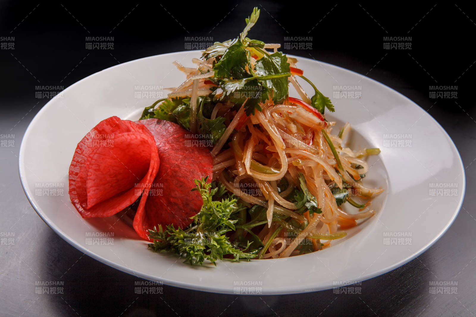 白色瓷盘装的凉拌小菜图片