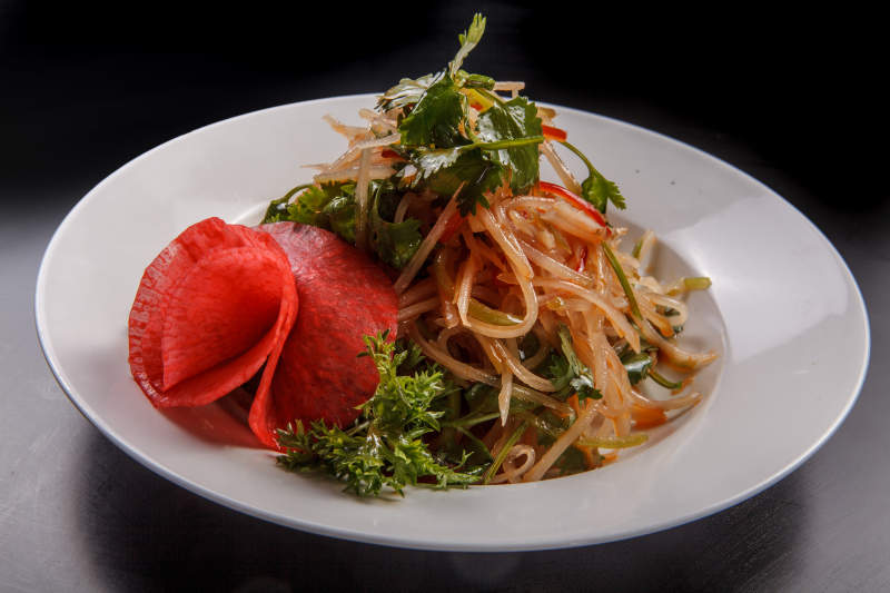 白色瓷盘装的凉拌小菜图片