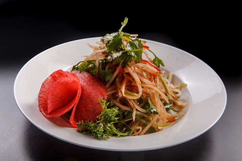 白色瓷盘装的凉拌小菜图片