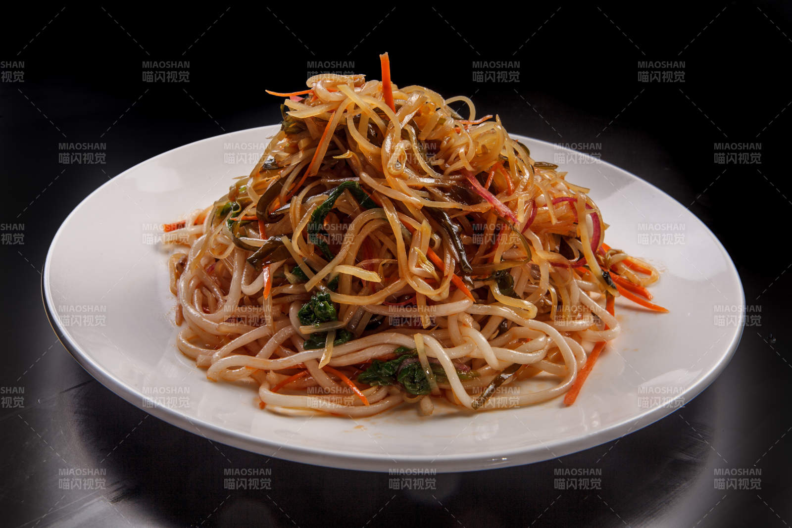 白色瓷盘装的凉拌小菜图片