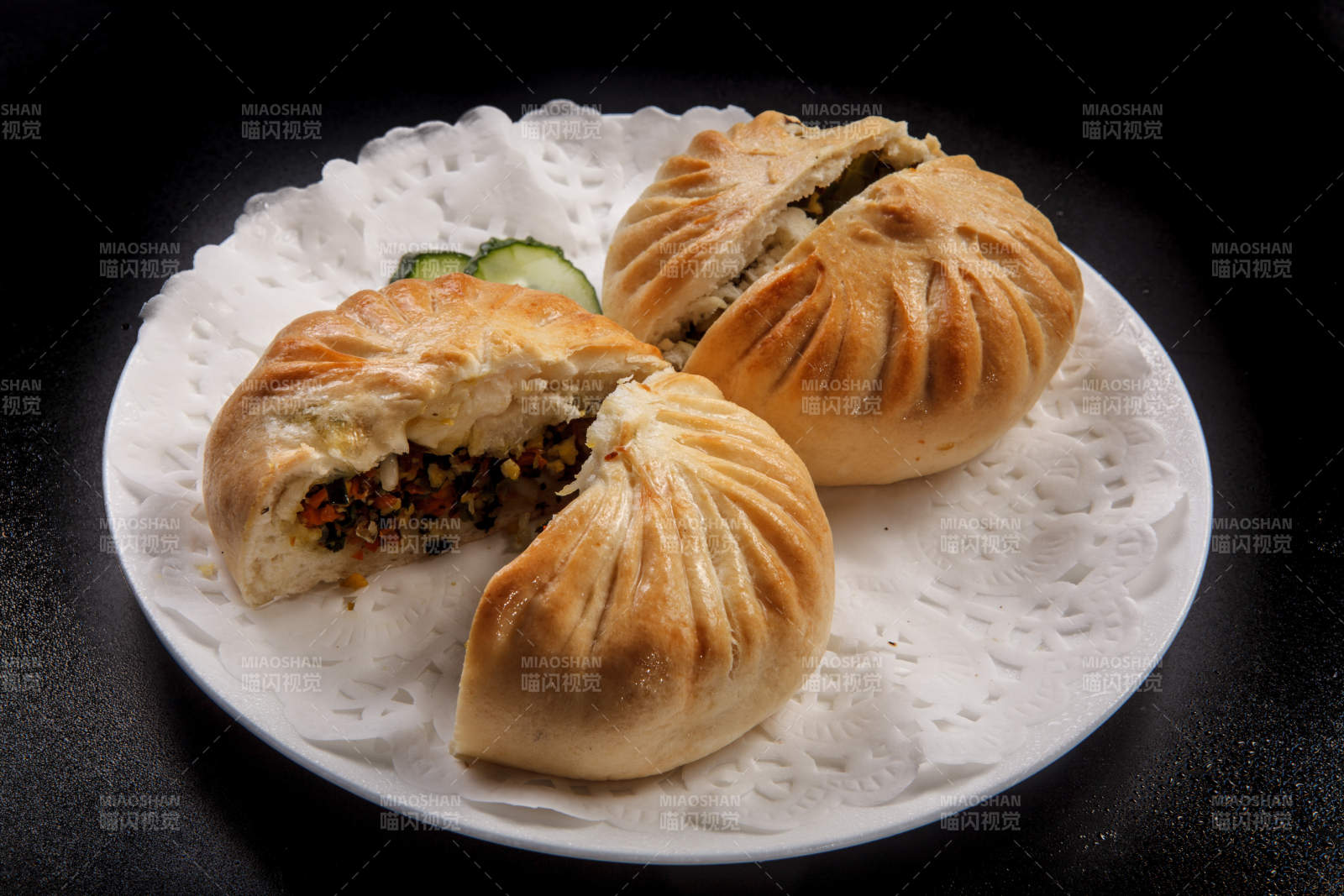 白色瓷盘装的美味烤包子图片