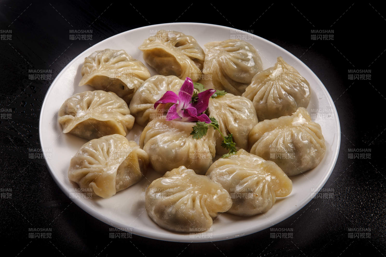 白色瓷盘装的美味蒸饺图片