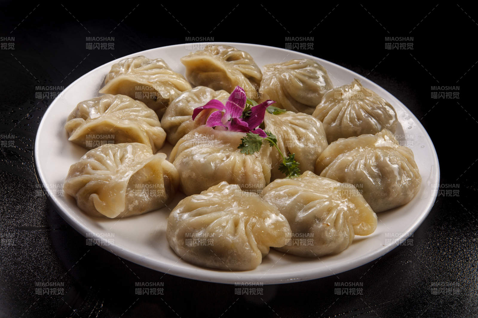 白色瓷盘装的美味蒸饺图片