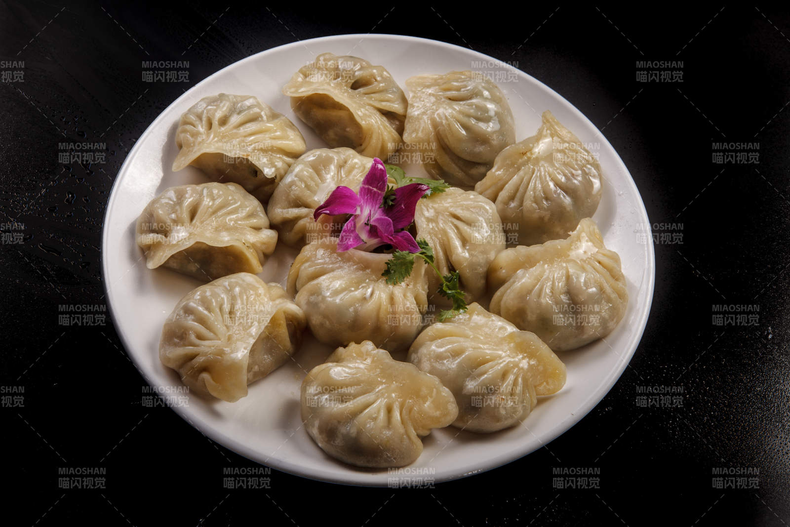 白色瓷盘装的美味蒸饺图片