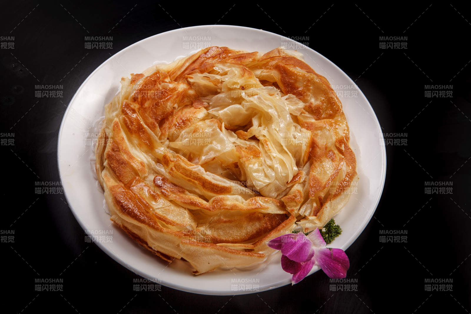 白色瓷盘装的特产小吃一窝丝图片