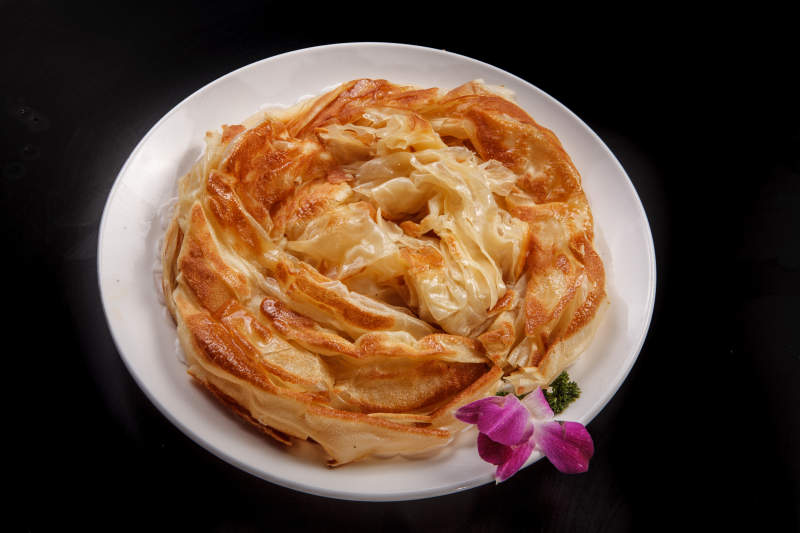 白色瓷盘装的特产小吃一窝丝图片