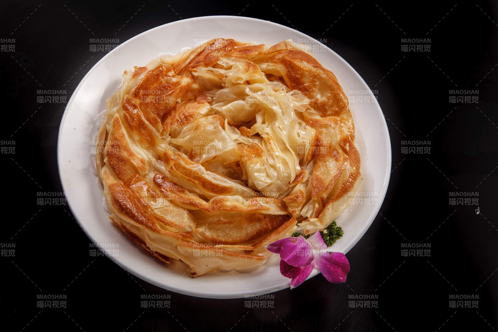 白色瓷盘装的特产小吃一窝丝图片