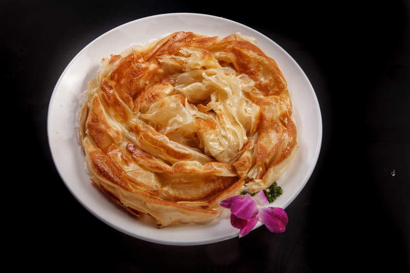 白色瓷盘装的特产小吃一窝丝图片