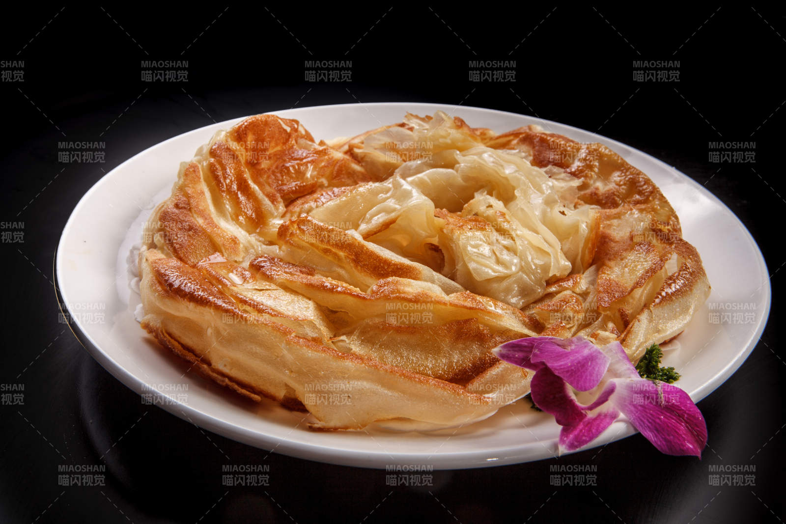 白色瓷盘装的特产小吃一窝丝图片