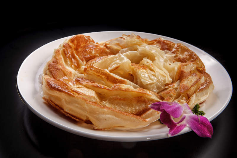 白色瓷盘装的特产小吃一窝丝图片