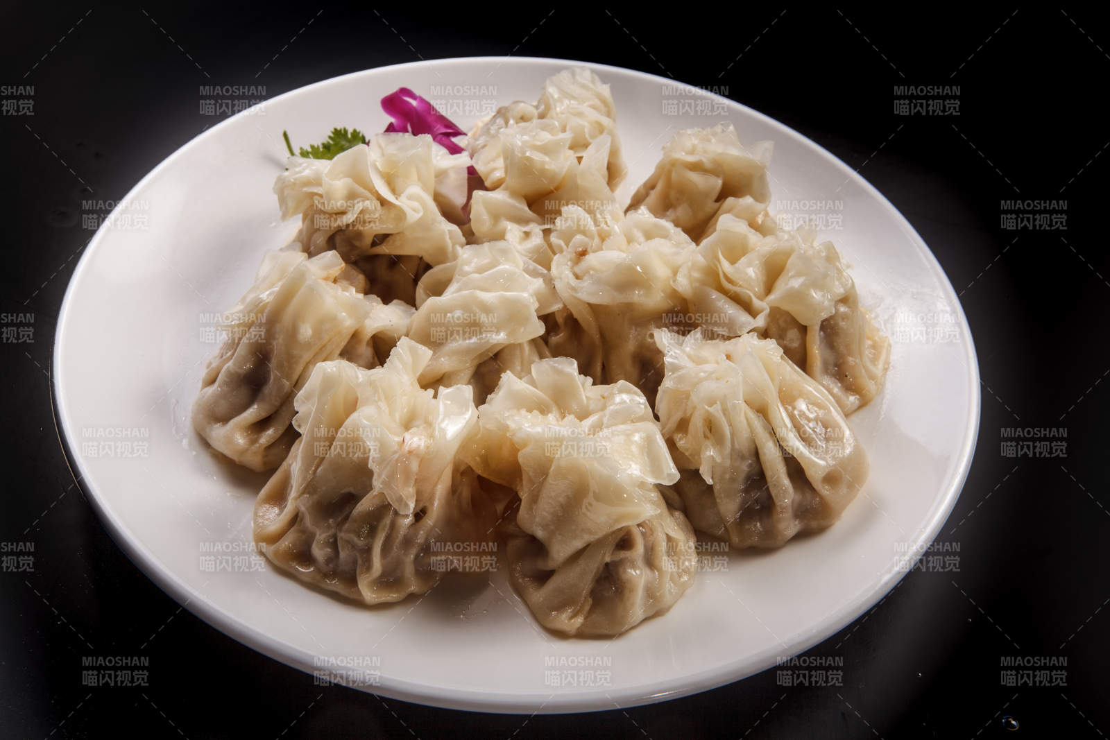 白色瓷盘装的都一处烧麦图片