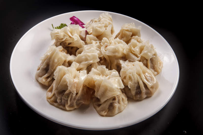 白色瓷盘装的都一处烧麦图片