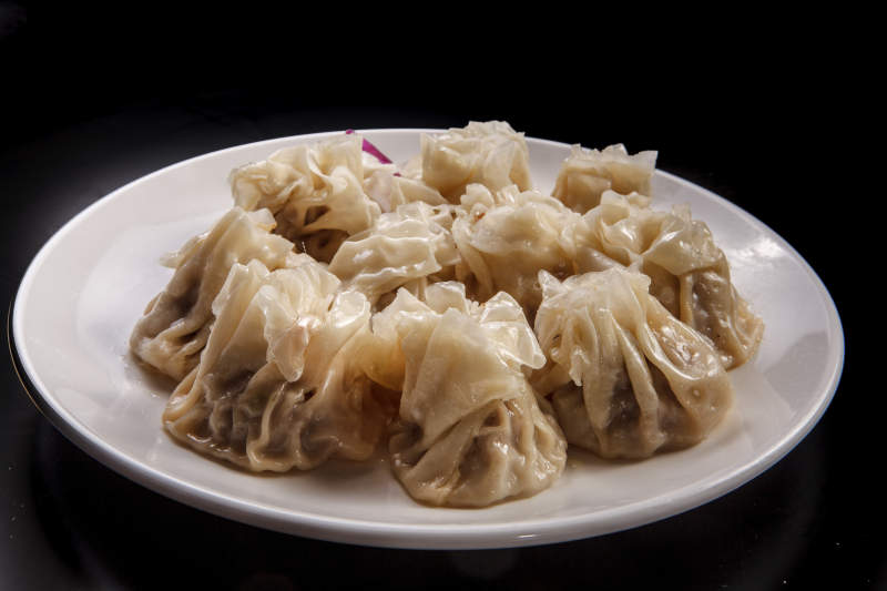 白色瓷盘装的都一处烧麦图片