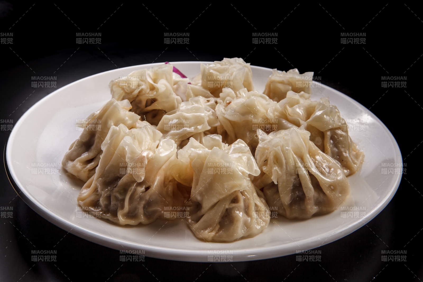 白色瓷盘装的都一处烧麦图片