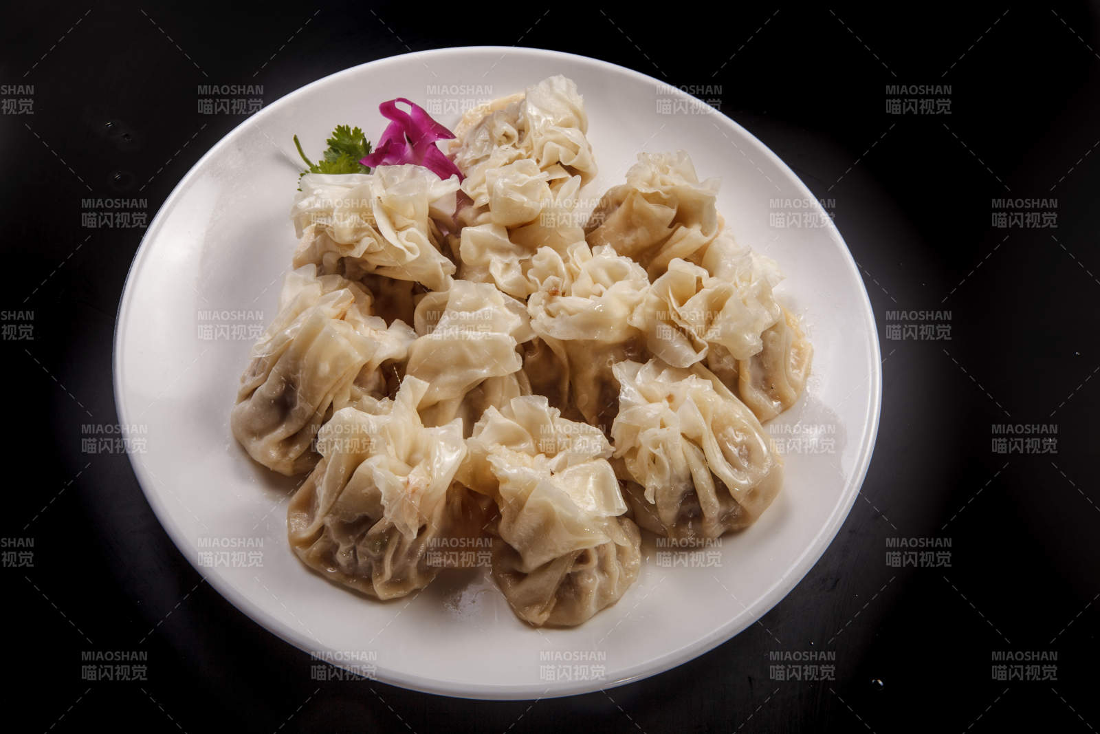 白色瓷盘装的都一处烧麦图片