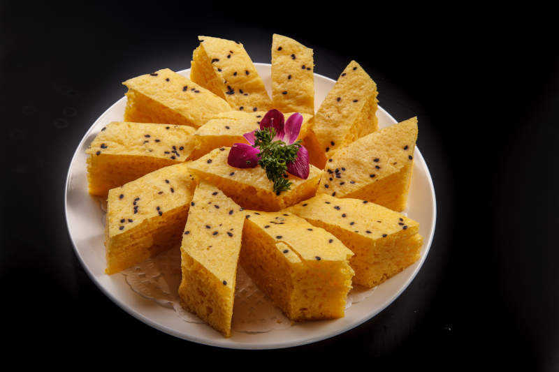 白色瓷盘装的黄米发糕图片