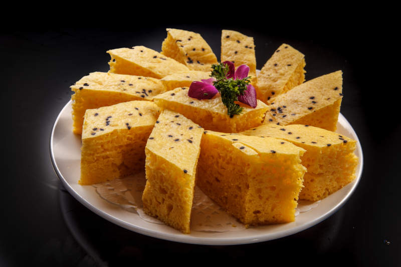 白色瓷盘装的黄米发糕图片