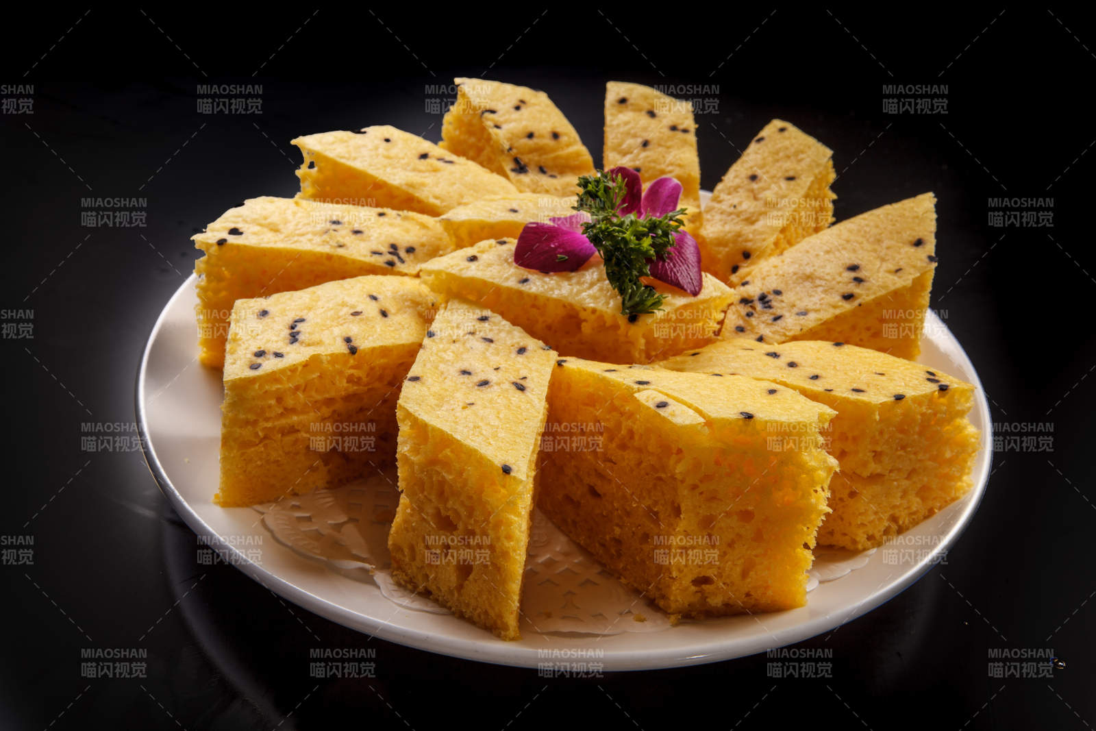 白色瓷盘装的黄米发糕图片