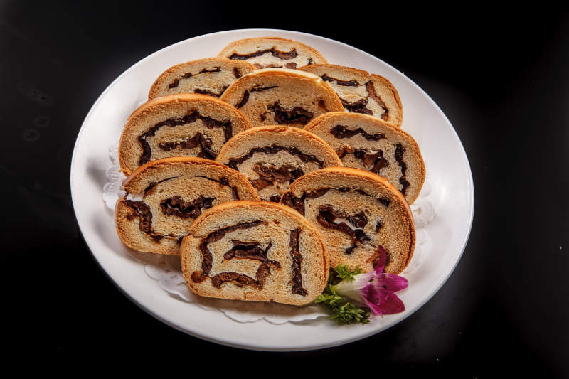 白色瓷盘装的枣泥烤馍图片