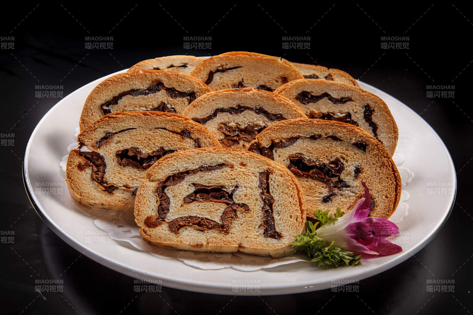白色瓷盘装的枣泥烤馍图片