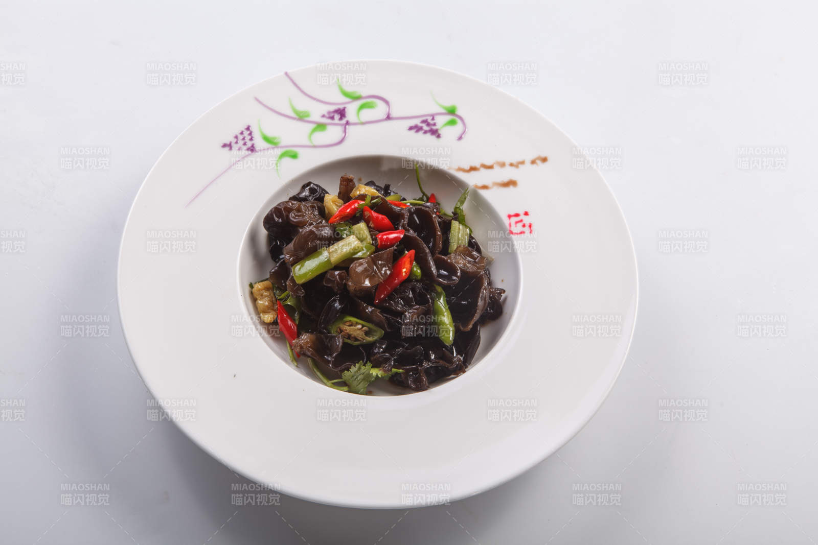 白色瓷盘装的酸辣木耳图片