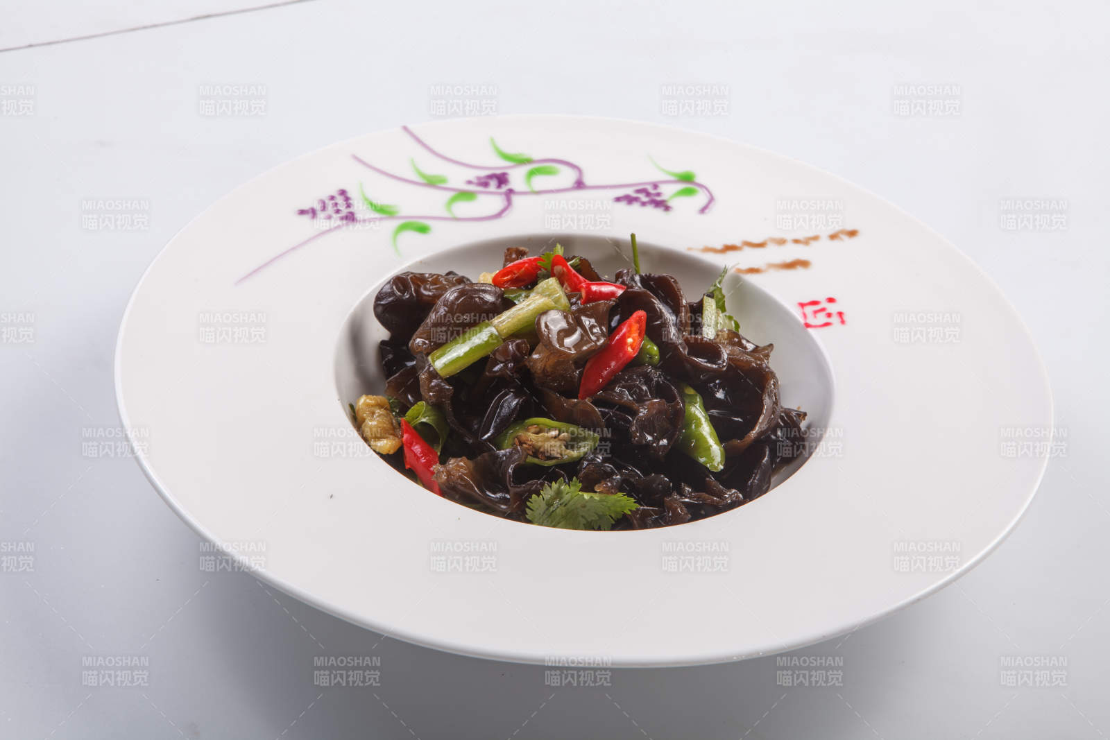 白色瓷盘装的酸辣木耳图片