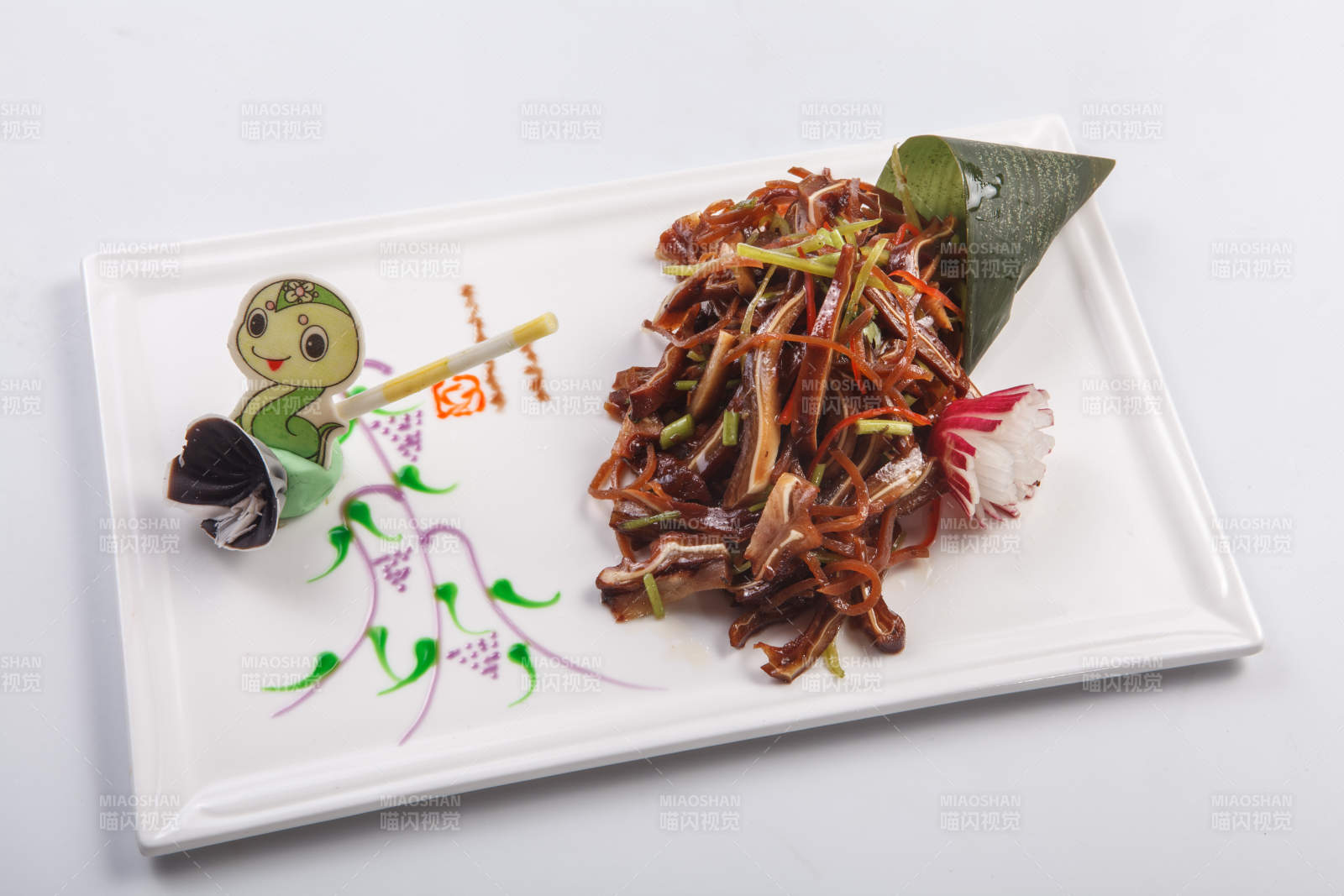 白色瓷盘装的爽脆卤猪耳图片