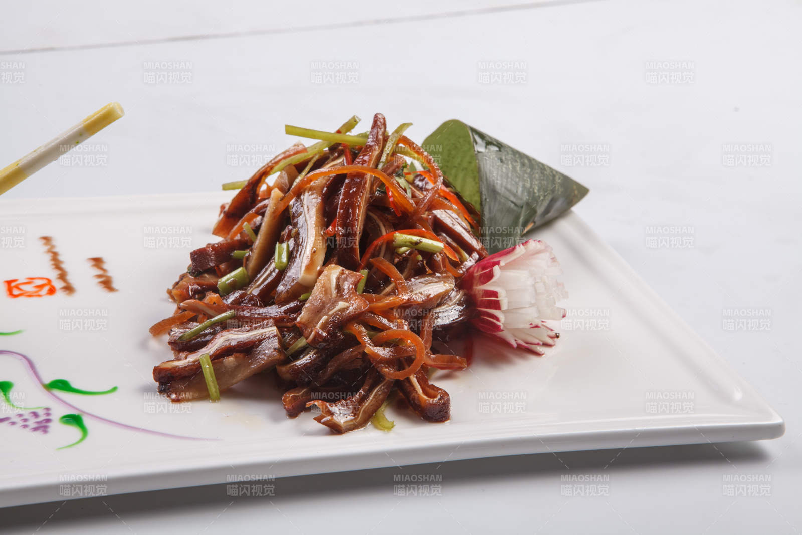 白色瓷盘装的爽脆卤猪耳图片