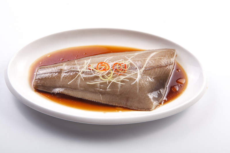 白色瓷盘装的浇汁清蒸鲽鱼尾图片