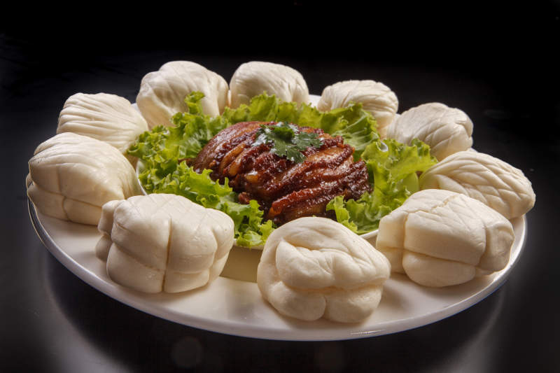 白色瓷盘装的金牌肉夹馍图片