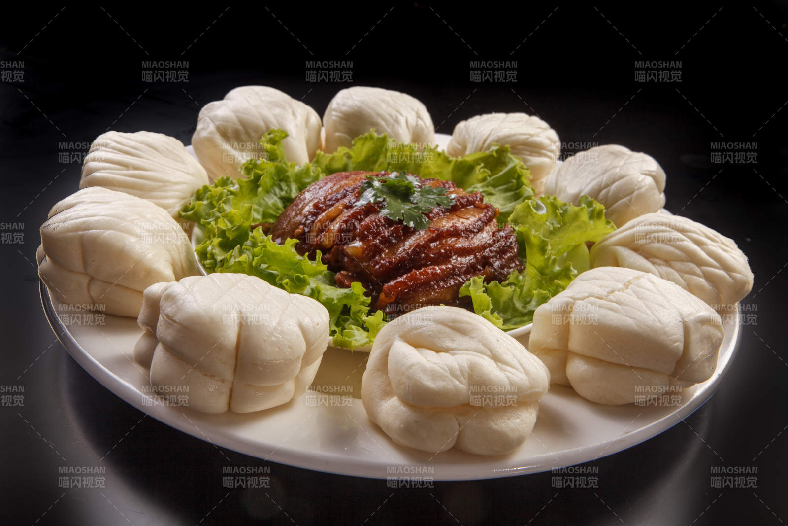 白色瓷盘装的金牌肉夹馍图片